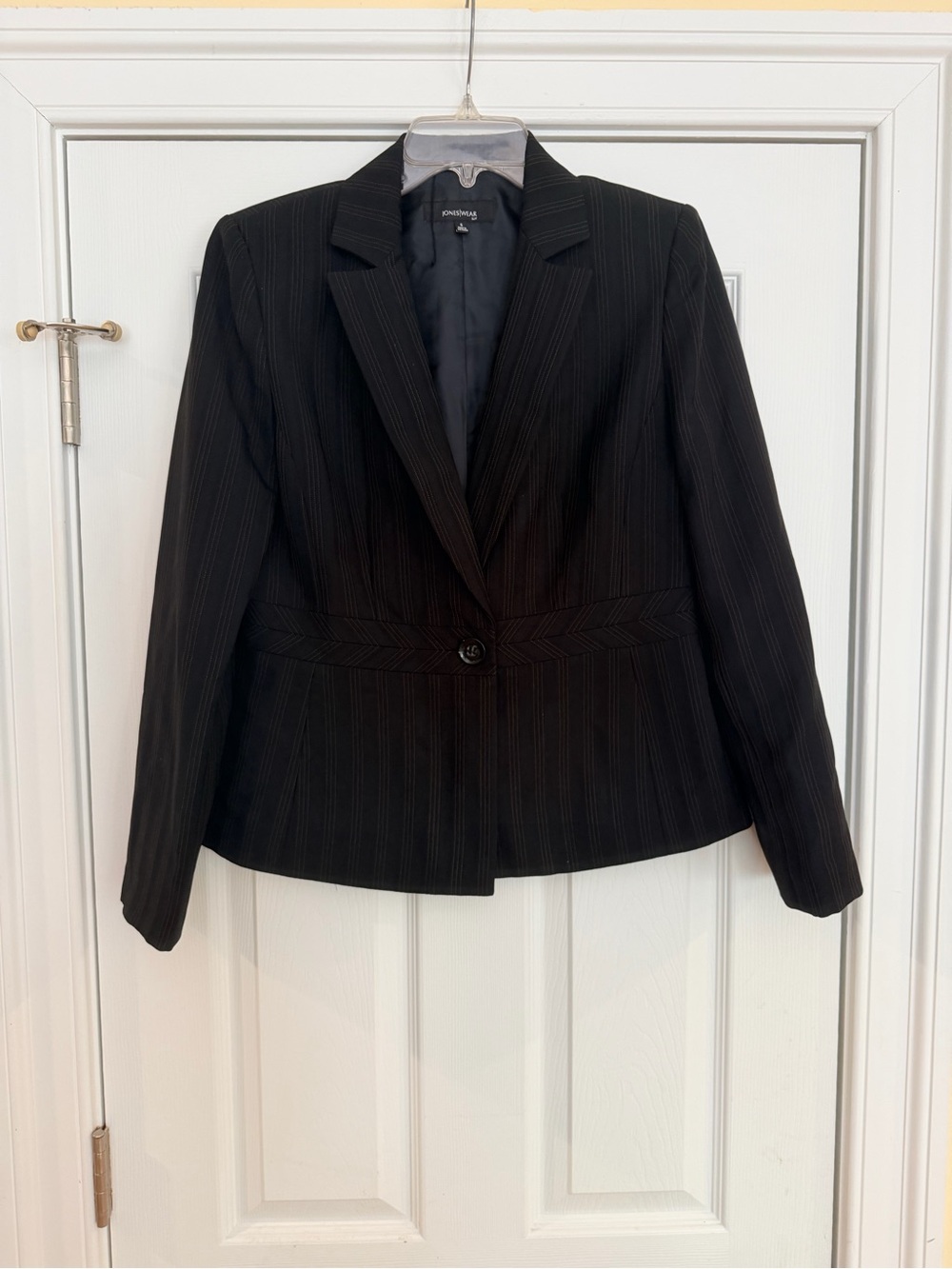 Ladies Size 6 "Jones Wear" Black Pinstripe Single-Button Blazer GUC